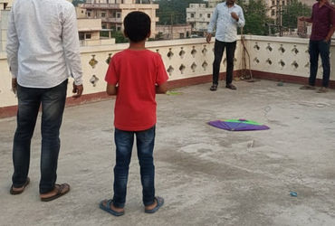 ઉતરાયણ પહેલા લાલબત્તી સમાન કિસ્સો, પતંગ વાયરમાં અડી જતા 10 વર્ષનાં બાળકનું મોત | a 10 year old boy d…