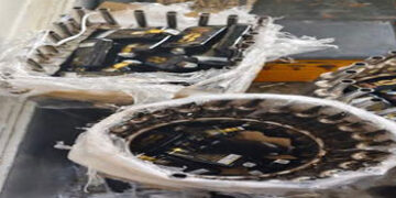 લખતર નજીક પીકપમાંથી દારૃની 874 બોટલ ઝડપાઇ | 874 bottles of liquor seized from pickup near Lakhtar