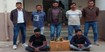 ધ્રાંગધ્રામાં ચાઇનીઝ દોરીની 34 રીલ સાથે હળવદના 2 શખ્સ ઝડપાયા | 2 men from Halvad arrested with 34 re…