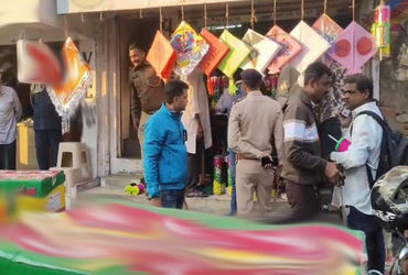 સુરેન્દ્રનગરમાં પોલીસે પતંગ-દોરીના ૨૦થી વધુ સ્ટોલમાં ચેકિંગ હાથ ધર્યું | Police conducted checks at …