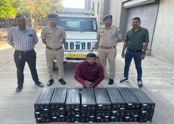 મોબાઈલ ટાવરની બેટરી ચોરી કરનાર શખ્સ ઝડપાયો | Man arrested for stealing mobile tower batteries