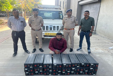 મોબાઈલ ટાવરની બેટરી ચોરી કરનાર શખ્સ ઝડપાયો | Man arrested for stealing mobile tower batteries
