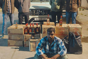 વિદેશી દારુનો જથ્થો ભરેલી કાર સાથે એક ઝડપાયો, બે ફરાર | One arrested with car loaded with foreign li…