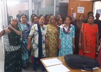 મહાકાળી વુડા આવાસમાં ડ્રેનેજ ઉભરાવવાની સમસ્યાથી લોકોને હાલાકી | People are suffering due to the prob…