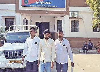 ફલકુ બ્રિજ નજીક પીકઅપમાંથી રૂ. 3.81 લાખનો દારૂ ઝડપાયો | Liquor worth Rs 3 81 lakh seized from pickup…