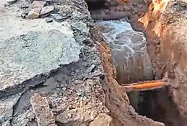 સે-૫માં લાઇન તૂટી પડી ઃ પાણીના ધોધ પડતો હોય તેવી સ્થિતિ સર્જાઇ | Line breaks in SE 5: Water falls li…