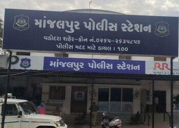 વડોદરામાં ઘરની બહાર પાર્ક કરેલ ઇ-સ્કૂટરમાં તોડફોડ કરનારની અટકાયત : કાન પકડાવી ઉઠક બેઠક કરાવી | Man a…