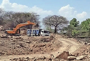 મુળી તાલુકામાં ગેરકાયદે સફેદ માટીનું ખનન થતું હોવાની ફરીયાદ | Complaint of illegal white clay mining…