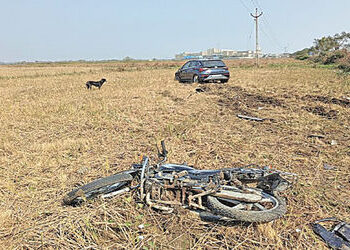 બાવળાના ભાયલા પાસે કારે પાછળથી ટક્કર મારતા બાઇક ચાલકનું મોત | Biker dies after being hit by car from…