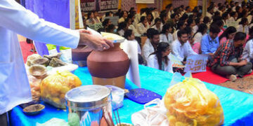 AMCની કાર્યવાહીમાં પાણીપુરીના રગડામાં ‘પ્રતિબંધિત’ ફૂડ ગ્રેડ કલર મળ્યો | During the proceedings of t…