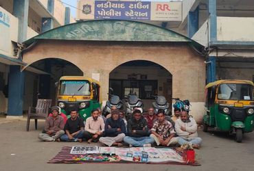 નડિયાદમાં મોડી રાતે જુગારધામ પર ત્રાટકી SMC, 19ની ધરપકડ, 5 લાખથી વધુનો મુદ્દામાલ જપ્ત | SMC gambling…