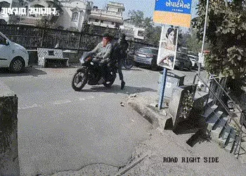 VIDEO | અમદાવાદ: ખોખરામાં ધોળા દિવસે મહિલાના ગળામાંથી ચેઈન સ્નેચિંગ, સીસીટીવીમાં કેદ થઈ ચોરની કરતૂત …
