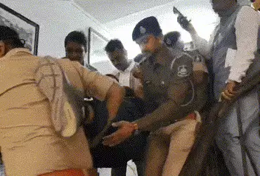 વડોદરા પાલિકાના લાઇવ કોન્સર્ટમાં કૌભાંડનો AAPનો આરોપ, પોલીસે કાર્યકરોને ટિંગાટોળી કરી વાનમાં બેસાડ્ય…