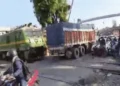 VIDEO: ફાટક પર ‘પહેલા હું’ની લ્હાયમાં દુર્ઘટના! ટ્રેને ટ્રકને ફંગોળી, જરાક માટે બચ્યો અનેક મુસાફરોનો…