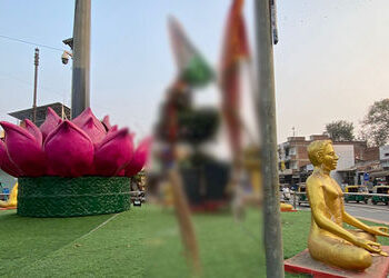અમદાવાદ: ભાજપના ધારાસભ્યની ઓફિસ પાસે જ રાષ્ટ્રધ્વજનું અપમાન! દારૂની બોટલો અને ઝાડુ લટકાવતા ખળભળાટ | …