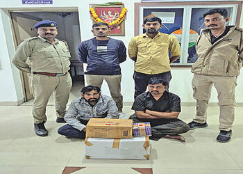 ગેરેજમાંથી નશાકારક કફ સિરપની 107 બોટલો ઝડપાઇ | 107 bottles of intoxicating cough syrup seized from g…