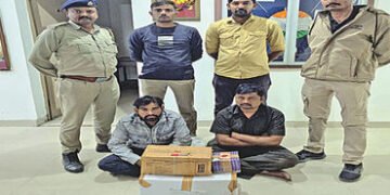 ગેરેજમાંથી નશાકારક કફ સિરપની 107 બોટલો ઝડપાઇ | 107 bottles of intoxicating cough syrup seized from g…
