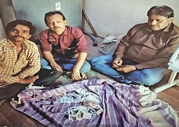 પાટડીના ખારાઘોડામાં જુગાર રમતા 3 શખ્સ ઝડપાયા | 3 people caught gambling in Kharaghoda Patdi