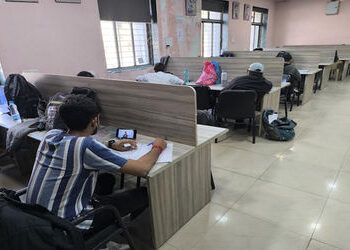 સુરેન્દ્રનગરમાં ટાવરચોકની જર્જરિત લાઇબ્રેરી તોડી પડાશે | The dilapidated library at Tower Chowk in S…