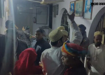 અમદાવાદ: ધોળકાના કૌકા ગામે લગ્ન પ્રસંગમાં ​મીઠાઈ ખાધા બાદ ફૂડ પોઈઝનિંગ, 50થી વધુ લોકોની તબિયત બગડી |…
