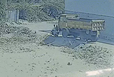 અમરેલી: સાવરકુંડલામાં કાળમુખા ડમ્પરે મહિલાને ચગદી, પતિની નજર સામે પત્નીનું કમકમાટીભર્યું મોત | Amrel…