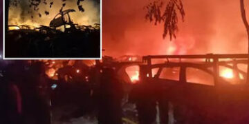 સુરત: કામરેજ ટોલ પ્લાઝા નજીક ભંગારના ગોડાઉનમાં ભીષણ આગ, 15થી વધુ કાર બળીને ખાખ | Surat Blaze: Scrap …