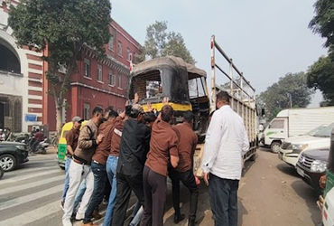 વડોદરા: રસ્તા પર અનધિકૃત પાર્ક અને બંધ પડેલા વાહનો સામે દબાણ શાખાનો સપાટો: અનેક વાહનો જપ્ત | Vadodar…