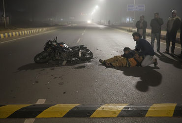 માતા-પિતાને બાઈક પર લઈ જતા યુવકને સ્પીડ બ્રેકર ન દેખાતા બાઈક ઉછળી, માતા ઊંધા માથે પટકાઈ | young man …