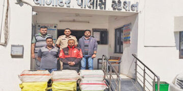 નશાકારક કફ સીરપની 2520 બોટલ સાથે અમદાવાદના 2 શખ્સ ઝડપાયા | 2 men from Ahmedabad arrested with 2520 b…