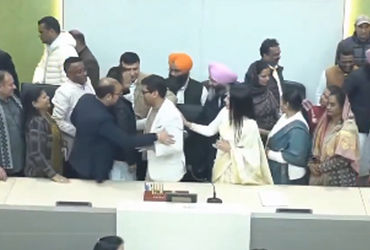 30 વર્ષ બાદ પહેલીવાર હાથ ઊંચો કરી મતદાન, મેયરની ચૂંટણીમાં આપ-કોંગ્રેસની મોટી ભૂલ ભાજપને ફળી | First …