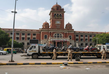 M.S યુનિવર્સિટી વિસ્તારમાંથી પીળા પટ્ટામાં પાર્ક દ્વિચક્રી વાહનો કેમ ઉઠાવ્યા? : વિદ્યાર્થીઓનો હોબાળો…
