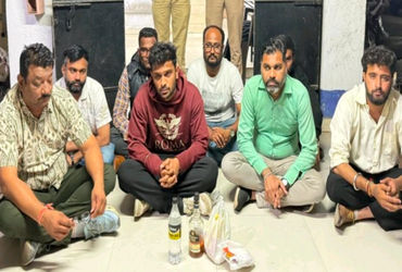 અલકાપુરીની હોમલોન કંપનીની ઓફિસની ટેરેસ પર દારૃની મહેફિલ માણતા આઠ કર્મચારી પકડાયા | Eight employees o…