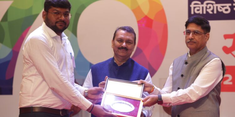 પશ્ચિમ રેલવેના 70મા રેલ સપ્તાહ સમારંભમાં ભાવનગર મંડળના 5 કર્મચારીઓને મળ્યો “વિશિષ્ટ રેલ સેવા પુરસ્કા…