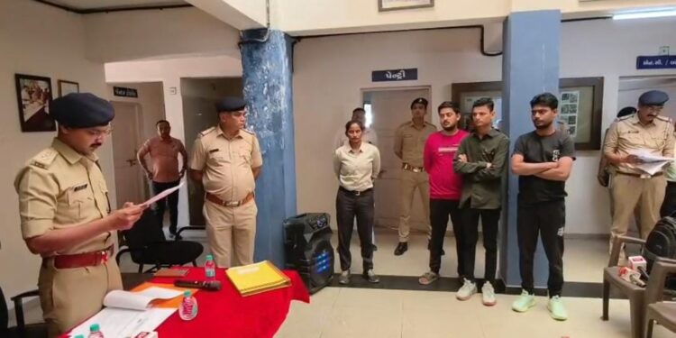 અમદાવાદ શાહીબાગ પો. સ્ટે. ખાતે ઝોન 4 દ્વારા ગુનેગારો પર લગામ લગાવવા અને તેમને સમાજમાં સક્ષમ બનવાની અ…