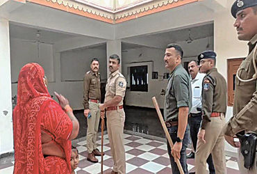 જામવાડી વિસ્તારમાં ખનીજ માફિયાઓના બંગલાઓમાંથી વીજ ચોરી પકડાઈ | Electricity theft caught from mineral…