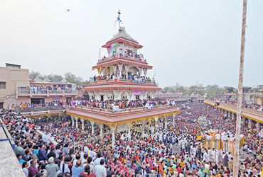 નડિયાદ સંતરામ મંદિરે સાકરવર્ષામાં ભક્તો ઉમટયાં | Devotees throng Nadiad Santram Temple