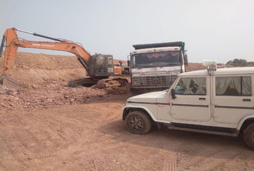 ધ્રાંગધ્રાના ગોપાલગઢની સીમમાંથી ગેરકયાદેસર માટી ખનન ઝડપાયું | Illegal soil mining caught on the outs…