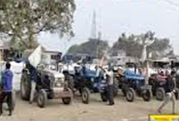 વીજલાઈનના વિરોધમાં ટંકારાથી મોરબી સુધી 300થી વધુ ટ્રેક્ટરો સાથે મહારેલી | Maharally with more than 3…