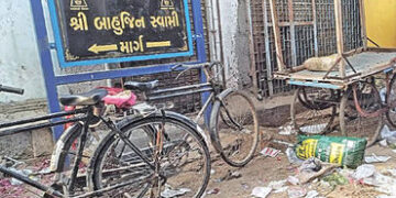 લીંબડીના બાહેલાપરામાં ગંદકીના ગંજથી પાલિકા તંત્રની સામે રોષ | Anger against the municipal administra…