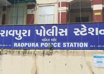 કાચા કામના કેદી પાસેથી મોબાઈલફોન ઝડપાયો | Mobile phone seized from a prisoner of raw work