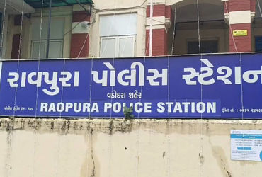 કાચા કામના કેદી પાસેથી મોબાઈલફોન ઝડપાયો | Mobile phone seized from a prisoner of raw work