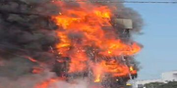 વેરાવળના મુરલીધર કોમ્પ્લેકસમાં ભીષણ આગથી 40 દુકાનો ખાખ | 40 shops gutted in massive fire at Muralidh…