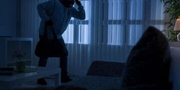 જામનગરમાં ધોળે દહાડે 6 કલાક માટે બંધ રહેલા એક મકાનને નિશાન બનાવી લેતા તસ્કરો | thieves target a buil…