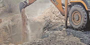 ખનીજ ચોરી અટકાવવા ગેરકાયદેસર કાર્બોસેલના કૂવાઓ પુરવાનું શરૂ કરાયું | Filling of illegal Carbocell we…