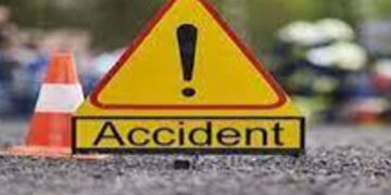 રાત્રીબજારના ટ્રાફિક સિગ્નલ પર ડ્રાઇવરે એકાએક ટ્રક ચાલુ કરતાં કાર ઢસડાઇ,વેપારીનો બચાવ | Driver sudde…