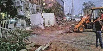 પેથાપુરમાં ઓવરબ્રિજના સર્વિસ રોડમાં નડતરરૃપ પાકા દબાણો તોડી પડાયા | Obstructive concrete barriers we…