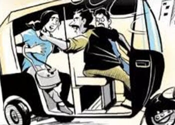 રિક્ષાના પેસેન્જરને લૂંટી લેવાનો વધુ એક બનાવ,મહિલાએ ચાર તાેલા દાગીના ગુમાવ્યા | woman robbed in risc…