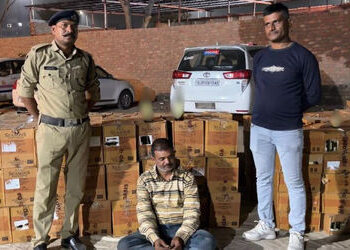 અમદાવાદના નારોલમાં હેલ્મેટની આડમાં દારૂની હેરાફેરીનો પર્દાફાશ, 84 લાખનો મુદ્દામાલ ઝડપાયો | Helmet Co…