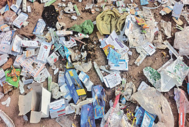 હળવદમાં લોકોના આરોગ્ય સાથે ચેડાં, સ્ટેશન રોડ પર મેડિકલ વેસ્ટના ઢગલા | People’s health is being compr…