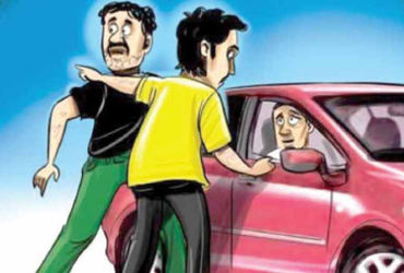 જિલ્લામાં ધોળા દિવસે ધાડ : તળાજાના પસવી નજીક કારમાં તોડફોડ કરી રૂ. 3 લાખની લૂંટ | Daytime raid in th…